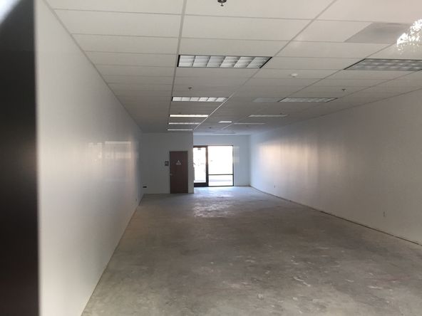 Retail For Lease: 213 W 8th St, Hanford, CA 93230